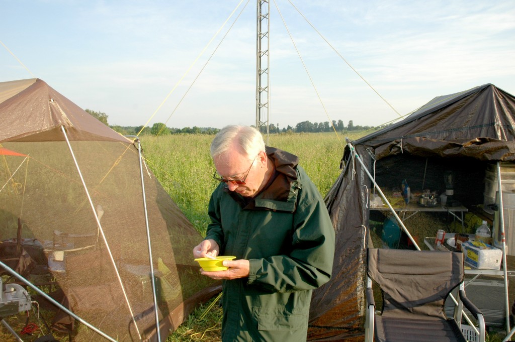 WCARC June 2008 grid expedition photo - brekkie Sunday morn Doug VE3XK